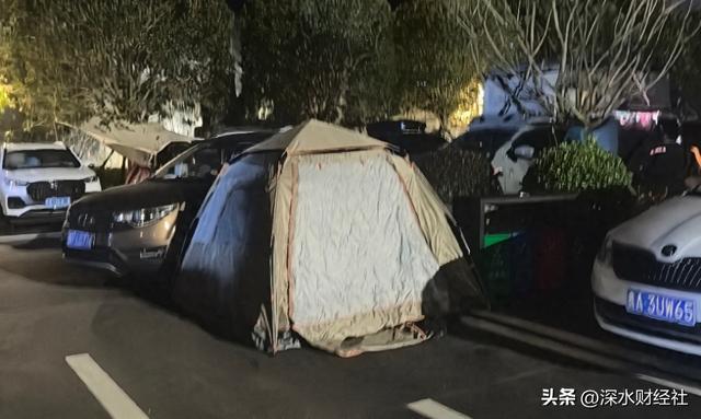 大军：年轻人开始对坐地起价说不！新葡京娱乐场app景区外的帐篷(图2)