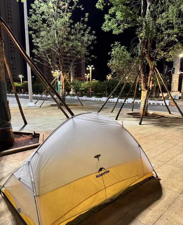 注 专家：鼓励探索精神 但安全是前提新葡京娱乐城年轻人旅游带帐篷过夜引关(图1)